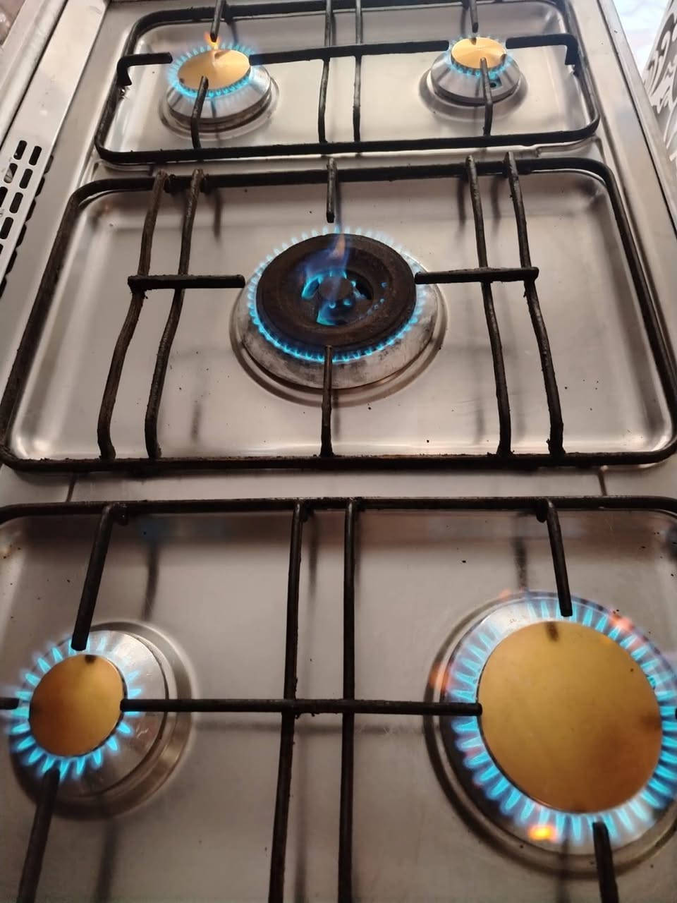 سلام عليكم
طباخ مصري للبيع نوع كريازي طباخ جاهز خمس عيون وفرن 

ع الفحص  ***********
