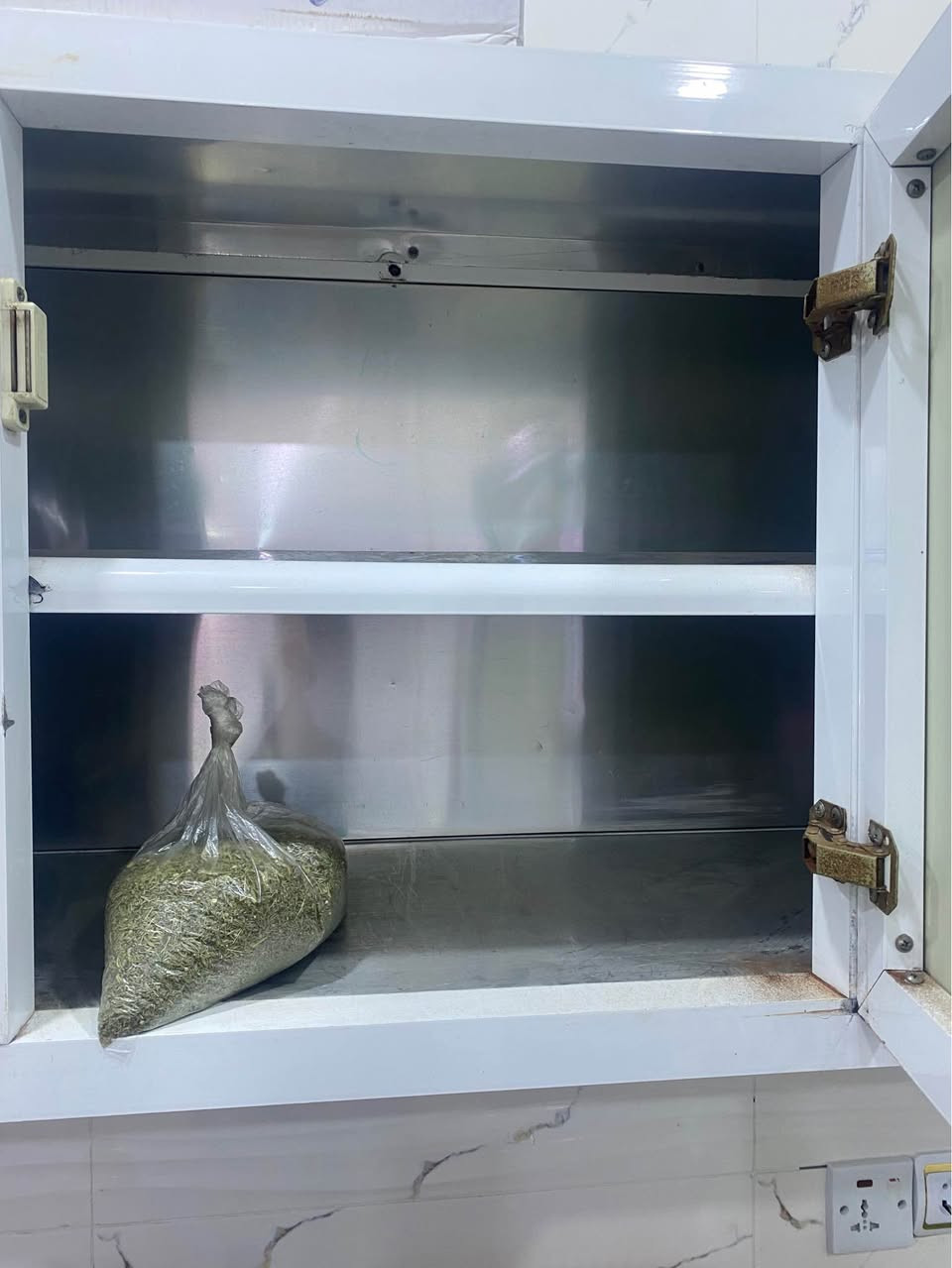 كاونتر مترين ونص نظيف جدا داخل وخارج سعرة 150 بيه مجال بسيط *********** او خاص كركوك, العراق
