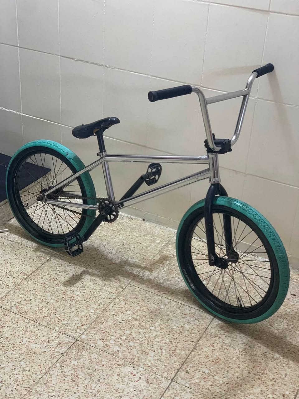 BMX كولت اصلي مستخدم قليل المكان بغداد سعره 200 لل تواصل ***********
