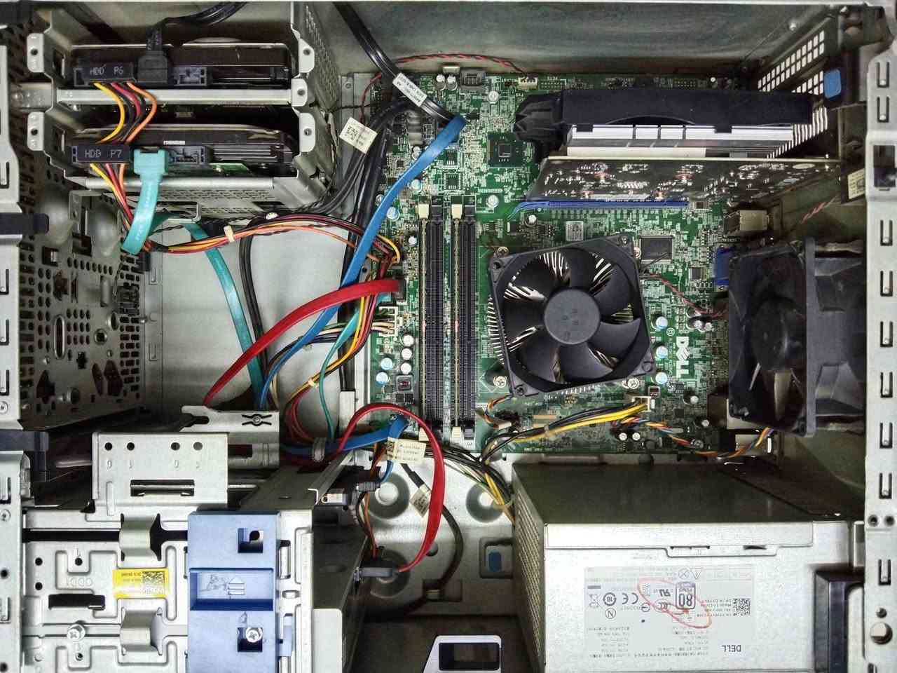 السلام عليكم 
حاسبة دسكتوب سستم انتل كور 5 جيل الرابع مستعملة نظيفة للبيع من شركة Dell 9020
.....
السعر 200 ألف دينار 
***********
عنوان بغداد زيونة 
البيع بضمان الفحص 
لا يتوفر توصيل 
......
ملاحظة 
كيس فقط بدون أي ملحقات 
كيس فقط بدون أي ملحقات 
.....
المواصفات 
معالج انتل كور 5 جيل الرابع رقم المعالج 4670
كارد شاشة 4 كيكا AMD RX 550 GDDR5 
هارد 256 كيكا للنظام والبرامج SSD 
هارد 160 كيكا للالعاب والتخزين HDD 
هارد 500 كيكا للالعاب والتخزين HDD 
رام 16 كيكا جديد 8+8 تردد 1600 DDR3 
مذربورد جيل الرابع Dell H81 DDR3 
مشغل اقراص ديفيدي DVD 
.....
الحاسبة تعمل على نظام وندوس 11 وتحتوي على أكثر من 60 لعبة طور القصة اوفلاين مع لعبة ببجي موبايل اونلاين 
......
مع جزيل الشكر لإدارة المجموعة
