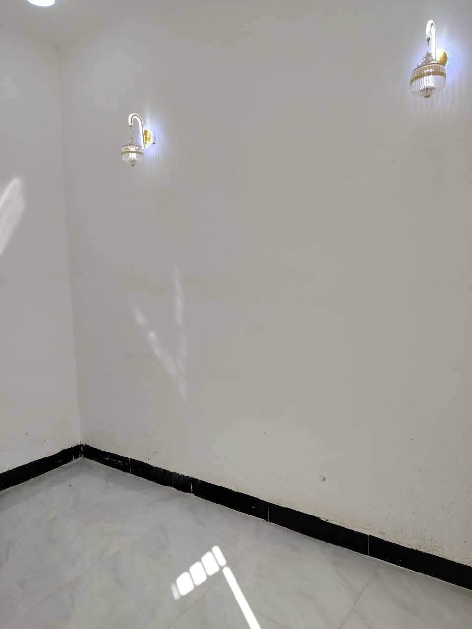 يالله 75متر درجه اوله فول 
الموقع النجف عله شارع المطار الصب مقابل ملحق قريت الغدير 
بناء حديث طابوق جمهوري واساس وسقف صب كونكريت 
تبليط اناره ليليه 
طابو زراعي سند 25
قريب عشارع العام 
تحويل مباشر جيب غراضك وكعد 
كل هاذه بسعر 33وبي مجال 
للستفسار ***********.      ويوجد وتساب
