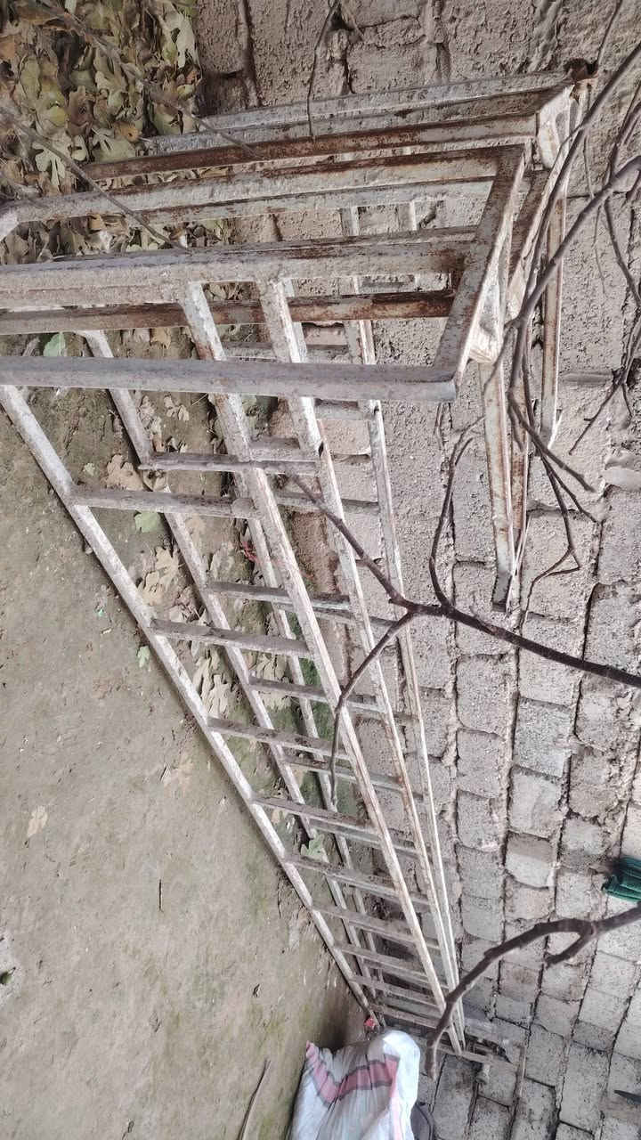 سلالم عدد 3
4:50 اربعه ونص 
السعر 150 الف وبيها مجال للشراي 
كدام لعين بس وحده مكسورة العنيره 
***********
