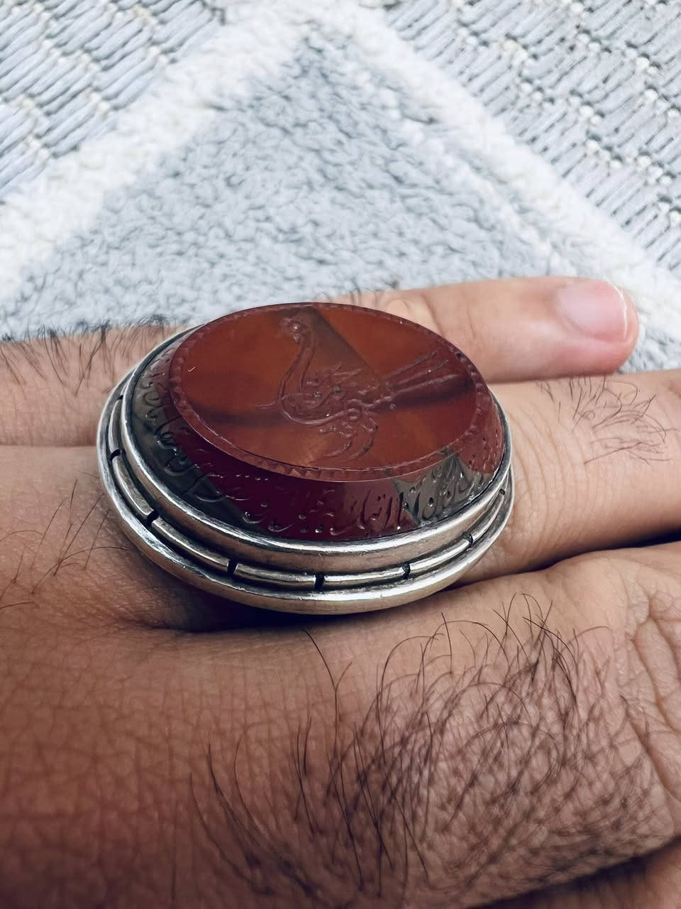 السلام عليكم
جزع يماني تحفه فنيه📌📌
خط يدوي ( بسم لله الرحمن الرحيم) على شكل 
طائر الهدهد
كذالك الايه المباركه: ﴿قَالَ عِفْرِيتٌ مِّنَ الْجِنِّ أَنَا آتِيكَ بِهِ قَبْلَ أَن تَقُومَ مِن مَّقَامِكَ ۖ وَإِنِّي عَلَيْهِ لَقَوِيٌّ أَمِينٌ﴾ [النمل]
صياغه يدويه 
📌الخاتم مطلسم بالكامل📌


**إذا كنت صاحب هذا الإعلان وتريد حذفه لأي سبب، رجاءا أرسل رسالة إلى الدعم الفني**