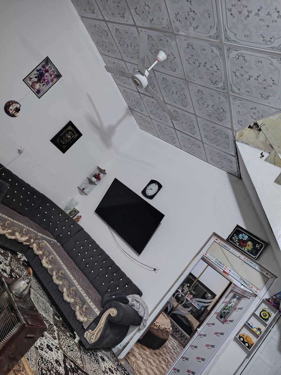 بيت للبيع  بناء جديد متكون من غرفة وهول وستقبال ومطبخ وبيتونة 
قريب ع شارع حيل مكان حي السلام ***********@
