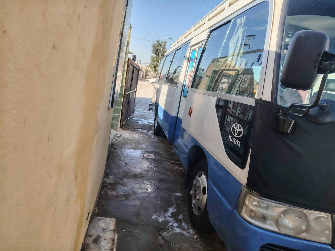 سلام عليكم كوستر ٢٠٠٤ محرك كير  اكسن  بي ونه بل ٦٠ لل ٨٠حداديه. تبريد.  فول منضومه غاز رقم بغداد سنويه جديده مكفوله من ضربه والكص. فقط صبغ حزام جماله. سعر 190 أو بيهه مجال. رقم *********** رقم عنوان نجف
