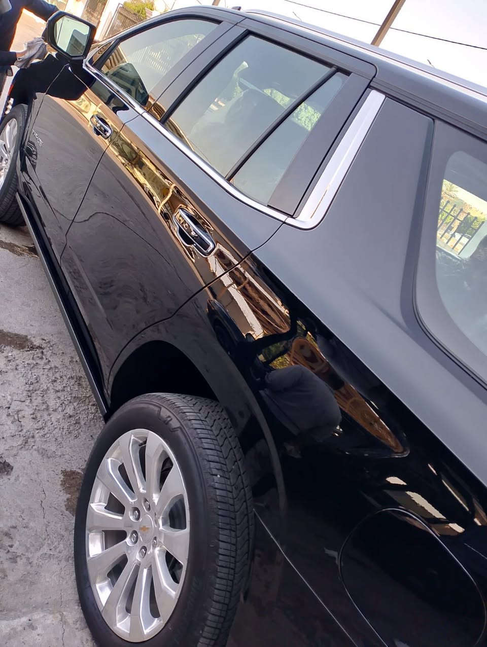 شيفروليت تاهو بريمير  2024 ( خـليـجـي )
مغلفه ppf برطاني اصلي   وبي ضمان 10سنوات 

الموديل :2024 ( خليجي )

اللون : اسود 

العداد :7000 

ضمان وكاله المنصور علامه سوداء ضوء القمر

السيارة كفالة عامة  بحالة الوكالة

حجم المحرك : 5300 Cc

عدد الاسطوانات : 8 اسطوانات ( 8 سلندر )

المواصفات : 

* سقف بانوراما 

* دخول ذكي للسياره 4 أبواب ( بصمه )

* المقاعد كهربائية تدفئة و تبريد

* مقصوره الركاب من الجلد الفاخر + مغلف لحماية الكشنات  + خشب ملكي 

* شاحن وايرلس لاسلكي

* ويل 22 انج

* نظام الرؤيه : 5 كامرات رؤيه شامله ( BIRD VIEW )

* نظام التعليق مستقل

* كشنات ميموري خزن

* نظام الصوت BOSE سماعات عدد 10

* دوسات كهرباء + اناره LED

* نظام سحب مقطوره تحكم كامل + كامرة لرؤية المطوره

* نظام جكات

السياره مفروشه بالكامل منالداخل 

السيارة رقم بغداد الدولي بسمي تحويل

رقم صاحب سيارة ***********

السعر 670بيه مجال مكان الانبار غير متواجد ع الفيس
