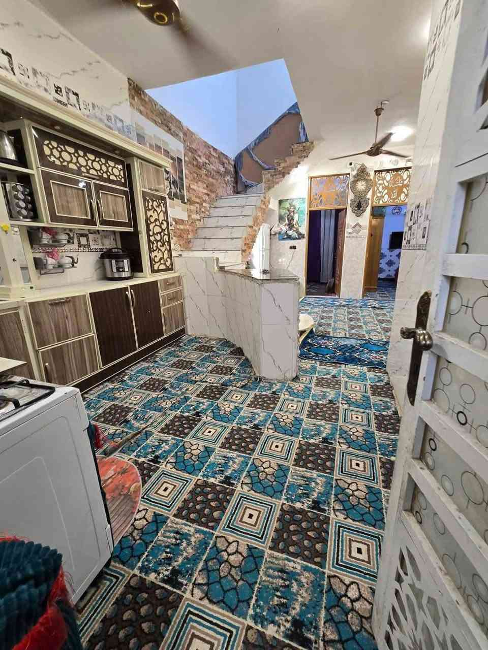 بيت ١٠٠متر يبعد عن المدرسه  متر ٣ غرف صاله واستقبال وصحيات خدمات كاملة مجاري مي كهرباء سعره 25 مقدما اذا اقصاد ٤٠ مقدما وباقي كل شهر ٥٠٠ للإستفسار اكثر الاتصال برقم *********** سند 25
