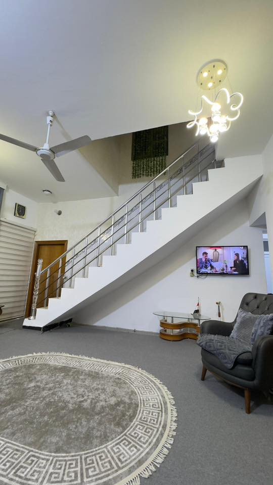 دار للبـيـع في سيف سعد الفرع المقابل لحديقة الواحه المساحه 250متر
الواجهه 10 والنزال 25 
-الطابق الاول يحتوي على مطبخ وصاله واستقبال وغرفة نوم ومجموعه صحيه بالاضافه الى حديقه واسعه 
-الطابق الثاني فيه درج خارجي و داخلي و يحتوي على غرفتين نوم ومطبخ و مكان كعده صغير وصحيات
يحتوي البيت على سطحان
للتواصل على الارقام التاليه:

‭0773 529 9150‬

‭0780 100 3932‬
