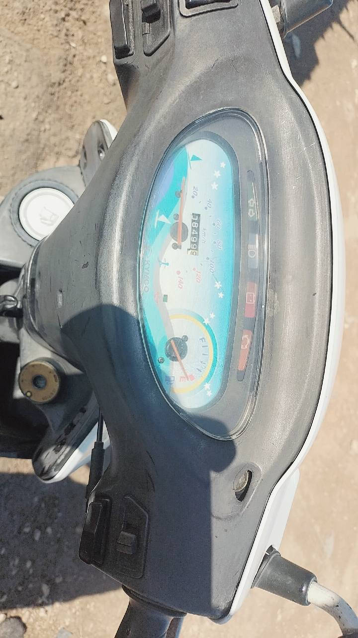 السلام عليكم. 🔥 للبيع دراجة كامكو V2 ياباني 🔥
🔹 اللون: أبيض
🔹 المحرك: 150 سي سي قوي واقتصادي
🔹 المنشأ: ياباني
🔧 المواصفات:
✔️ فرامل دسك أمامي وخلفي(فحل) 
✔️ دسكات بحالة ممتازة
✔️ تايرات جديدة / نظيفة ثبات عالي
✔️ كهربائيات كاملة شغالة 100%
✔️ تشغيل سلف نكره 
✔️ نوع نوزل فول 
✔️ عدادات واضحة وشغاله 
✔️ الدراجة نظيفة وما تحتاج شي
✔️ جاهزة للفحص والتجربة 
📍 السعر 1050 مليون وخمسين الف وقابل للتفاهم للشراي يدلل مكاني نجف ــــــ قضاء المشخاب. ملاحظه. الدراجه قبل 7 اشهر طلعته من الوكيل ما مستخدمها هواي فقط للدوام مخليها اروح وارجع بيها. ماخذها 1150 من معرض الشبلاوي احلى من الصوره 
📞 للاتصال  ***********
