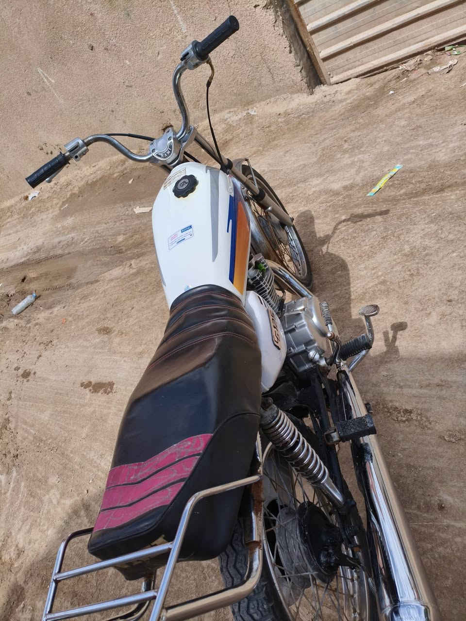 السلام عليكم شباب دراجه للبيع نضافه فول توه معمره المكينه رابيدو ام قبق الاسود 2026 بعدها على السحك صارلي 25 يوم شاد المكينه الأخوين مثل ما شوف شاصي نامه بلاد الضعيف دبلات جدد الموشراي لا يدخلي سعر 475 بيها مجال حك الجيه فقط عنواني التنومه رقمي *********** تحياتي للجميع
