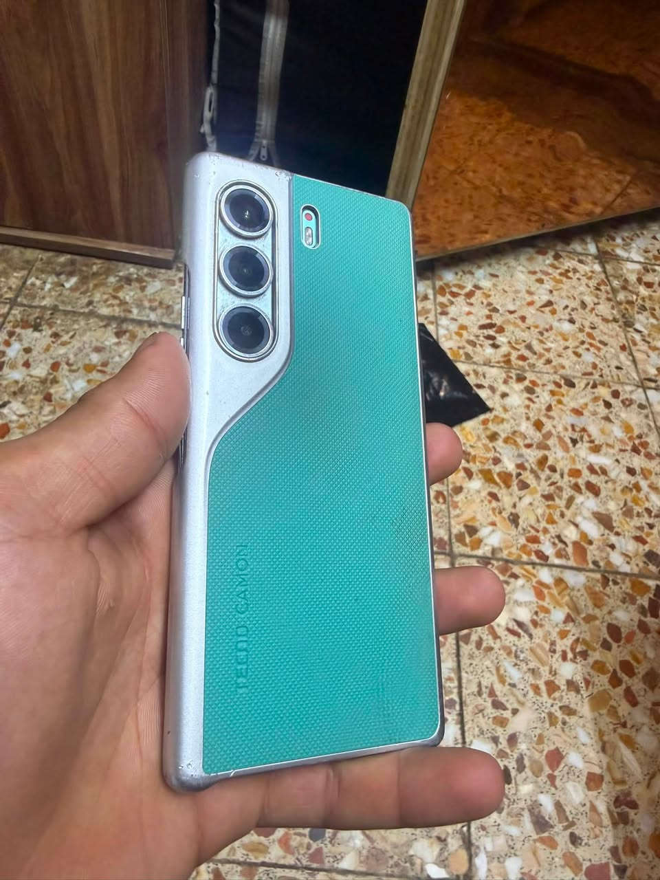 سلام عليكم تلفون تكنو كومون 40 برو الجهاز نضيف حيل مستخدم شهر نضيف مع كامل ملحقاته بس بي شخط زغير بشاشه مامبين الجهاز ٣٥٠ بي مجال بسيط ***********
