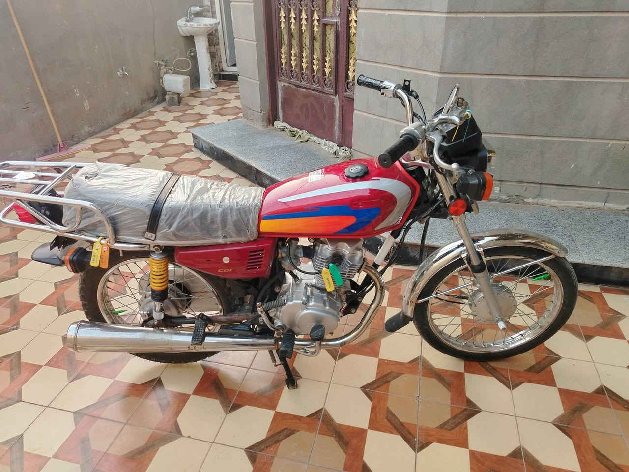 سلام عليكم دراجه للبيع مديل ٢٢ اوراق اصولي اصولي دراجه وكيل لونه اصفر بس اني بدلت تانكي وصفاحيات ماروني مكان دوانيه كفاله عامه الاستفسار *********** الموشراي لايراسل ولا يخابر رجآ
