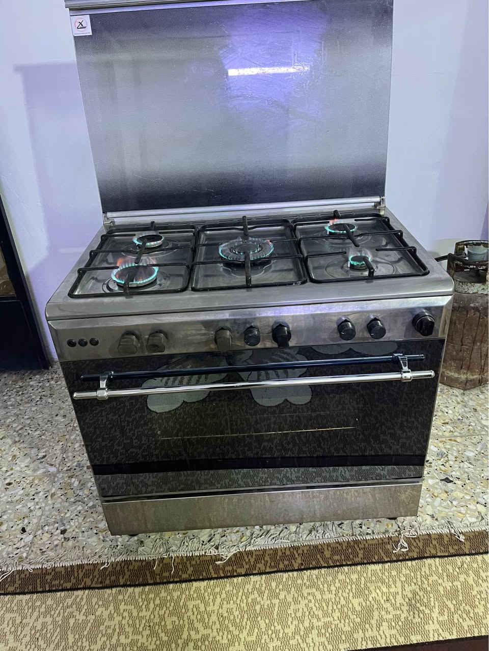 طباخ نضيف كله شغال وناره تخبل وعلى الفحص سعره 150 وبيه مجال المكان نهايه الشعله منطقه الدهله *********** بغداد, العراق
