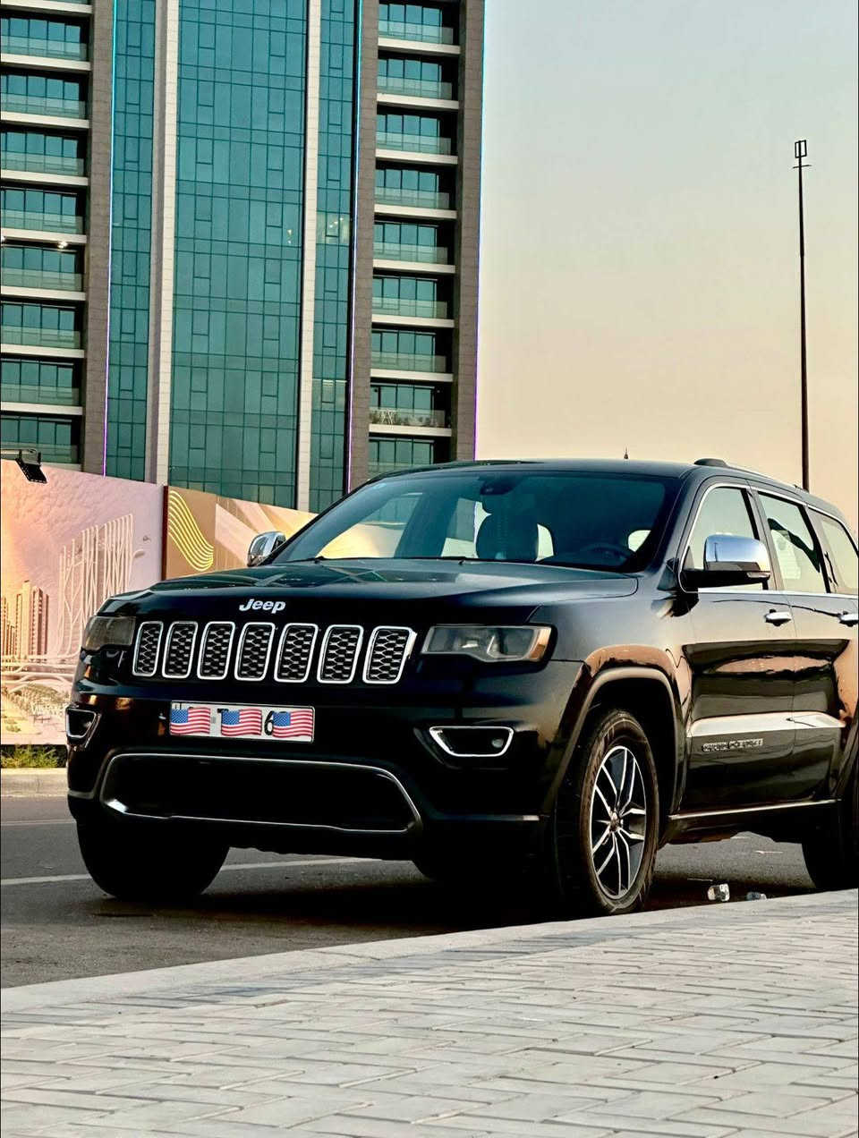 جيب 2019 لمتدد
ضرر بنيد فقط مبدل والجاملغ بلادي بي اقل من ربع صبغ من يم الباب الباقي كلة مكفول وبلادي  لغود شواصي كفالة عامة حتة الراديتر مكفول وبلادي الضربة ما واصلة للراديتر صور حادث ضمن المنشور + السونار 
+ صار بيها طخة بسيطة بنهاية الباب أيضا موضحة بالصور ومعمرة وكاملة

رقم بغداد انكليزي الجديد باسمي اني المالك الشرعي تحويل ثاني يوم

المواصفات 
مخلين الها تخم تاير ب مليون و نصف 

محرك 6 سلندر حجم 3600 مكفول من الفتح والخلل ومن كولشي 
كشنات جلد كهرباء + تدفئة كشنات 
كشن سائق خزن ميموري ( ذاكره )
سستم صوت 9 سماعات 
صندوق كهرباء 
رادارات جانيه خلفيه 
حساسات خلفية 
تدفئة ستيرن
مري تحكم كهرباء +هيتر+تعتيم متحسس للضوء+نقطة عمياء+اشاير بالمري 
شاشه كبيره 8 انج + كار بلي 
نضام امان عدم التحرك عند فتح الباب او وقوف قريب بجانب السيارة
ماوس انضمة قيادة جبلي+صحراوي+ ثلجي +4WD+ نضام نزول منحدرات
حساسات اطارات قياس ضغط الاطار
نضام GPS بلادي
لايت ليد زينون 
اوتو ستوب /اطفاء تلقائي بالازدحام/نضام تقليل الوقود
اوتو بريك
فور ويل 4x4
3 انضمة قياده + دكمة سبورت+ دكمة ايكو
دواخل اسود + تطعيمات صاج اسود بلادي
تبريد 3 قطع 
وبعد مواصفات ما ذاكرهن
وباقي مواصفات Jeep الغنيه عن تعريف 
  سياره بدون نواقص نهائياً واحلا من الصور 
وتجي وشوف وتحكم وبعينك 
محركه بلادي ممفتوح بي برغي 
اما بخصوص الكير والمحرك وتبريد والكهربائيات والحداديه فكلهم كفاله عامه وشرط الفحص وسياره احلا من صور بدون شخوط صافيه 

السعر 230 وبيهة مجال وبالخير عل ياخذهه

مكان السيارة الكوت واسط 

للاستفسار 
***********
