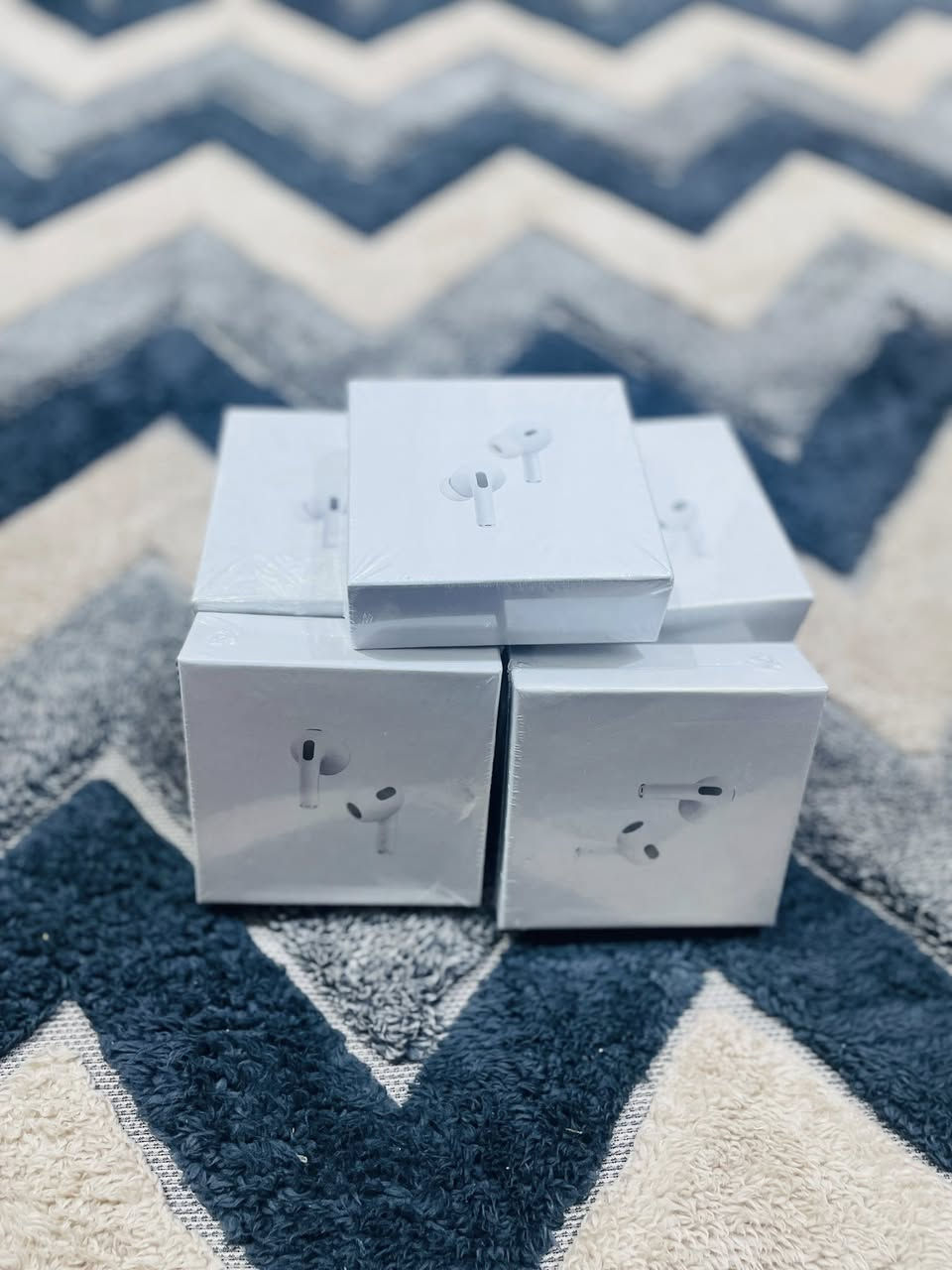 سلام عليكم 
ايربود ابيض 
كميه قليله
ادوم شاحنه اكثر من 5ساعه
سعر قطعة 3
ثنين ب6
عله فحص
موجود توصيل 🚚 
بلكوت 2
مكان كوت 
***********
