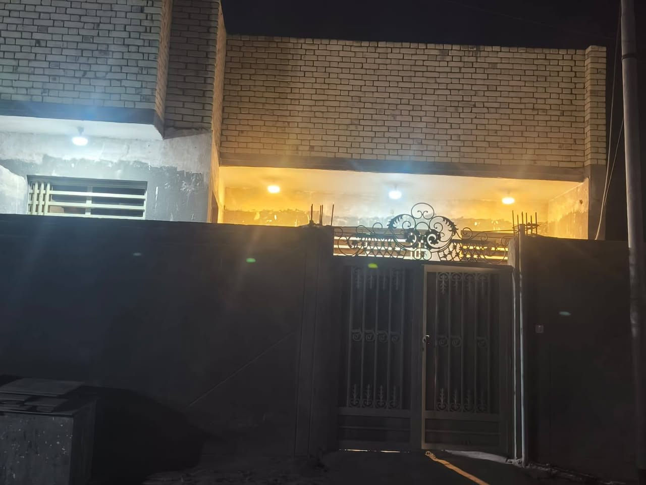 بيت للبيع ٢٠٠م بناء جديد كامل البناء طابوك مسلح بالفداء مقاطعه ٢٤ الخدمات ماء كهرباء مجاري بدون تبيليط السعر الكلي  ١٧٠ مطاوب اسكان ٥٠ مليون  وبيه مجال القصد الشهري ٣٤٨ للاستفسار الاتصال 
***********
