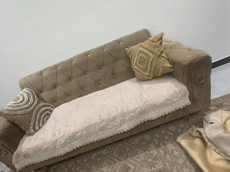 تخم 10 مقاعد نظيف سعر 350 مع مفارش وكوشات هدية 
***********
