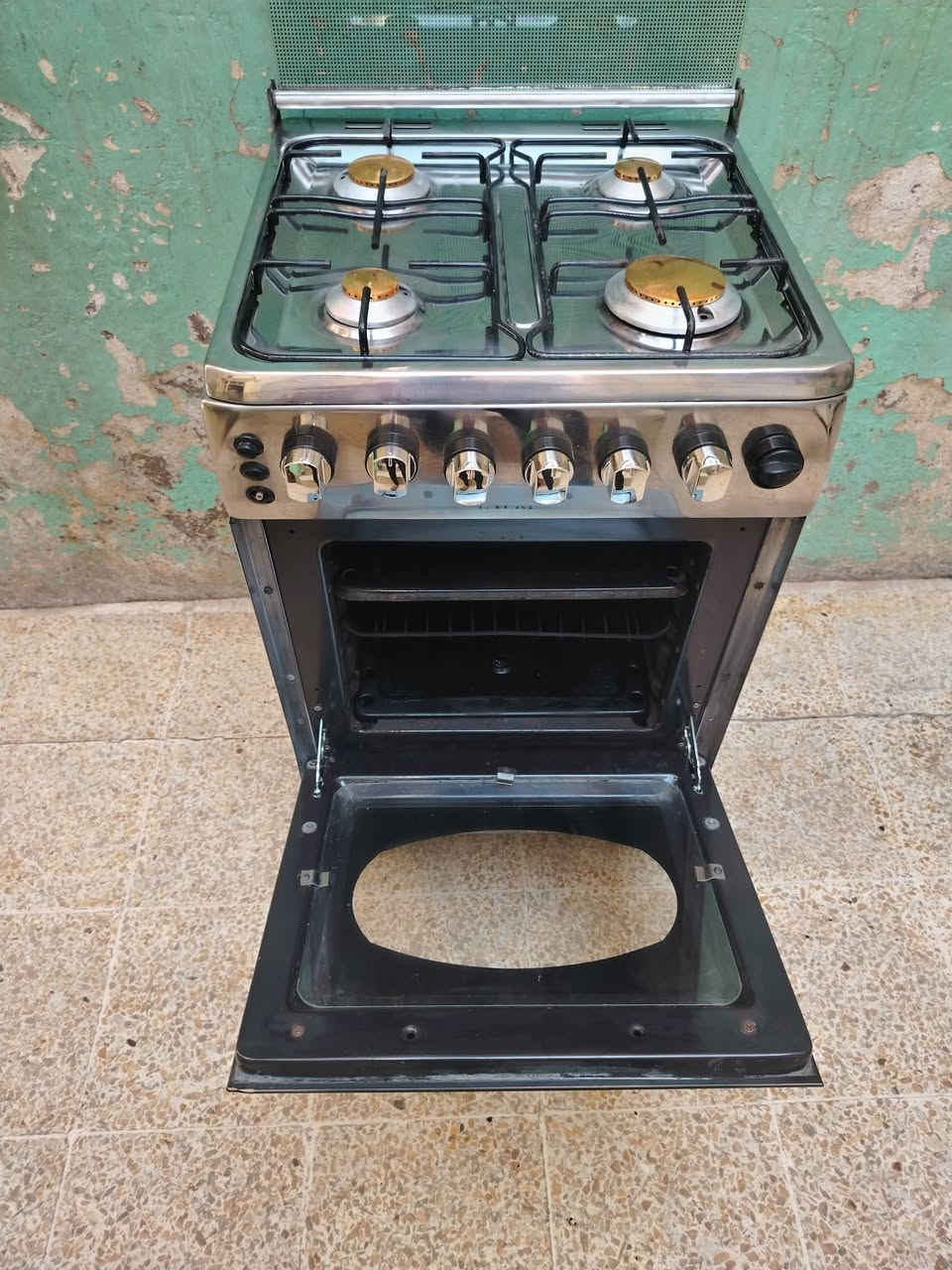 طباخ مصري ٤ عيون نضيف وشغال
نضام بوراي. فرن خطين
السعر ١٠٠
العنوان كراج الشمال 
لتواصل ***********
