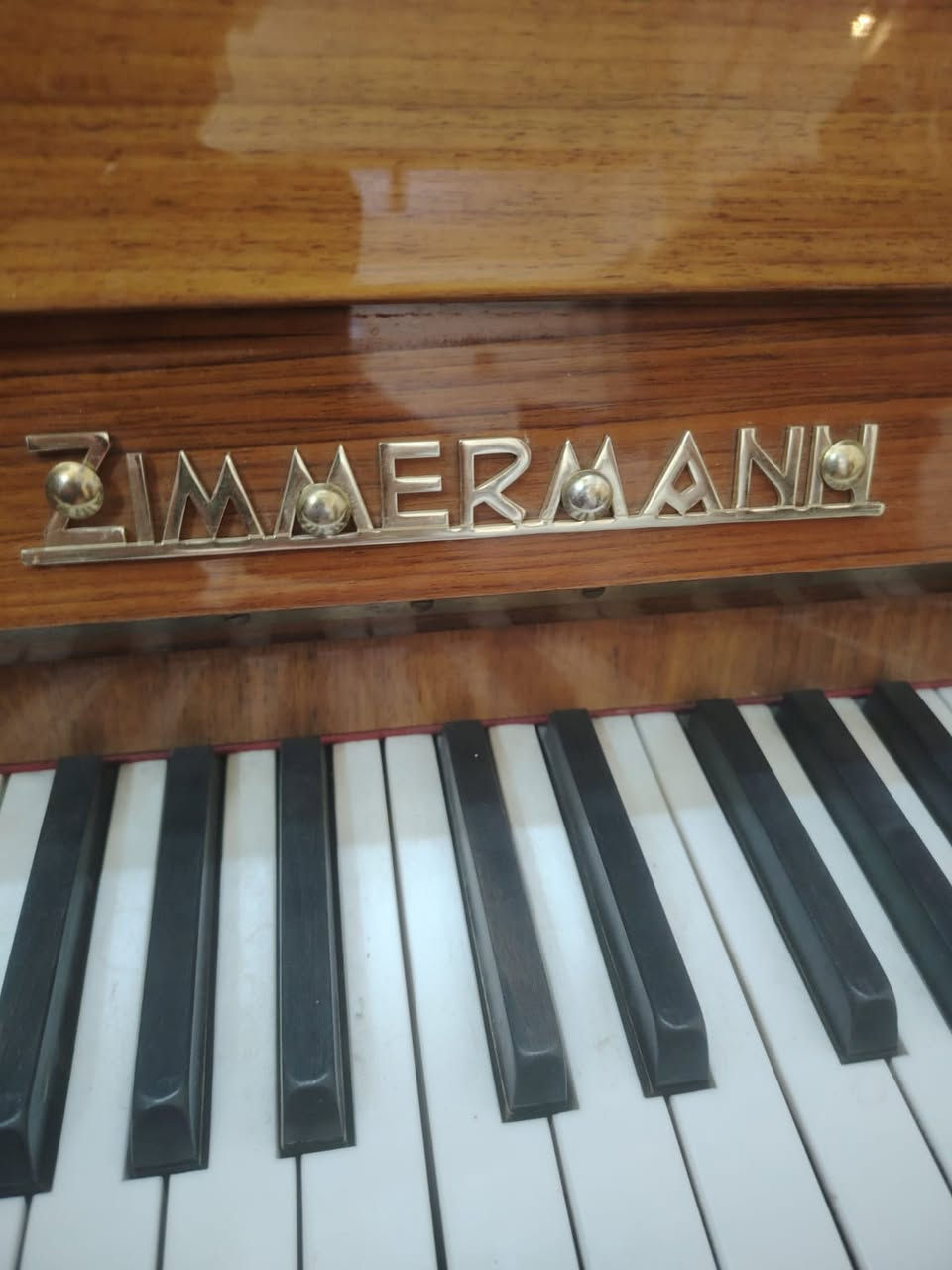 فرصة مميزة لاقتناء قطعة فنية تجمع بين جودة التصنيع الألماني والأناقة الكلاسيكية. بيانو Zimmermann الشهير متوفر الآن لمن يبحث عن الفخامة والصوت المميز.
​المواصفات:
​العلامة التجارية: Zimmermann.
​بلد المنشأ: صنع في ألمانيا (Made in Germany).
​سنة الصنع: 1884.
​التصميم: هيكل خارجي من الخشب الطبيعي ذو مظهر كلاسيكي فخم.
​الحالة العامة: البيانو بحالة جيدة ويعد إضافة رائعة سواء كآلة موسيقية أو كقطعة ديكور راقية.

للاتصال واتساب:***********
