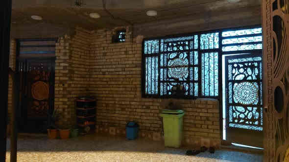 سلام عليكم بيت البيع مساحه 200 واجهيه 10 ونزال 20  طابو زراعي سند 25 قرار محكمه بسم المشتري طابقه الول يحتوي عله استقبال ومطبخ وصاله وصحيات داخليه وخارجيه  منور وغرفتين طابق الثاني يحتوي اربع 4 غرف وصاله وصحيات
بغداد الزعفراني الزهور *********** ابو محمد
