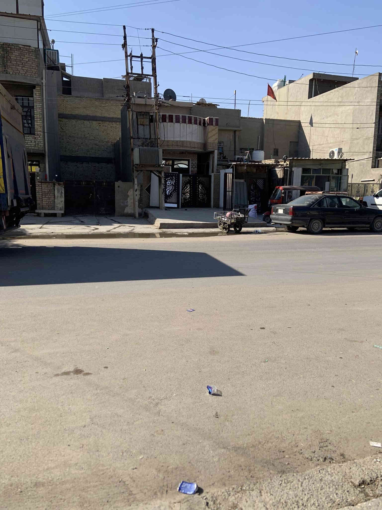 السلام عليكم الدار للبيع  بغداد الجديدة شارع دكتور فاضل قرب سوق الشعبي البيت عل شارع العام موقع كلش حلو المساحه ٨٤ متر واجهة ٤ اله نزاله ٢٣ بناء قديم ***********
