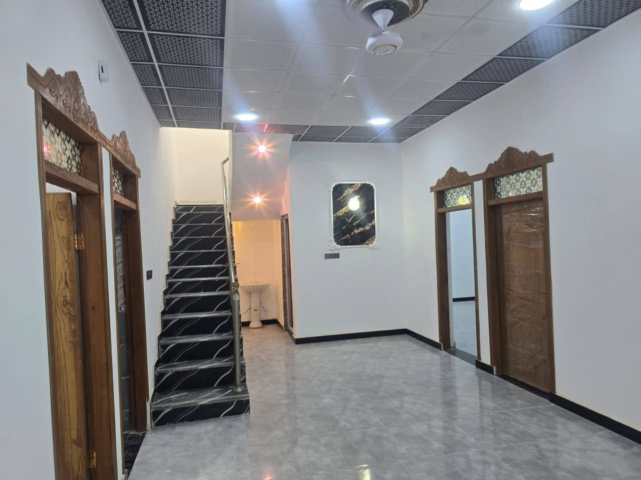 ***********يتوفر الدينا بيت للبيع في ابي الخصيب حمدان شارع مركز حمدان قريب من جامع التقوى خالف مصتوصف حمدان يبعد عن سوق اومصتوصف حمدان 3داقيق طابو زراعي عراقي سند 25وكله ونسخه من طابو مباشر تكاتب معا ابو طابو عراقي موجود مساحة البيت 175متر يحتوي على 2غرف منام وصاله اوديوان اومبطخ اوكراج بيت بناء جديد شغل دراجة أولى جميع الخدمات منطقة متكاملة مغلفة البيت 93او قابل اللتفاوض مكان كلش حلوة إلا ستفسار رقم الهاتف فقط ***********
