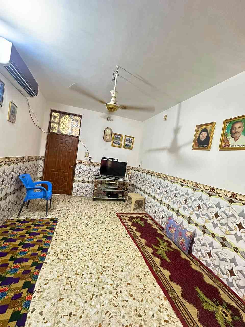 السلام عليكم
بيت للبيع طابو صرف مابي نقص مساحته 125 متر 
يحتوي على غرفتين نوم و استقبال و هول ومطبخ و حمام داخلي ويبعد عن الشارع العام مسافه قليله  .. العنوان حله حي العسكري شارع 80  
للأستفسار الأتصال على الرقم ***********
