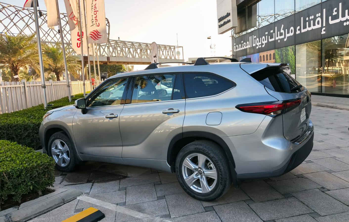 السلام عليكم
تيوتا هايلاندر موديل ٢٢ هايبرد محرك ٢٥٠٠ وارد امريكي 
رقم بغداد باسمي تحويل ثاني يوم

الفئه LE
٧ راكب 
المواصفات معروفه 
تحكم ستيرن 
تحكم اوتو جميع النوافذ
شاحن USB عده مخارج امامي وخلفي 
تبريد قطعتين امامي وخلفي 
ثلاث انضمه قياده ايكو وعادي واسبورت 
تحكم مري جانبيه
حساسات مري جانبيه 
دخول ذكي 
لايت زينون 
جنطه كهرباء 
وهواي مواصفات بعد السياره خير من الله مال بيت للجنايه ماشيه 25الف ميل قابل للزياده
الحادث  تبديل بنيد وتعديل خشم الشاصي 
بغداد /الدوره قرب جامعه دجله 

للاستفسار 
*********** واتساب 
***********
