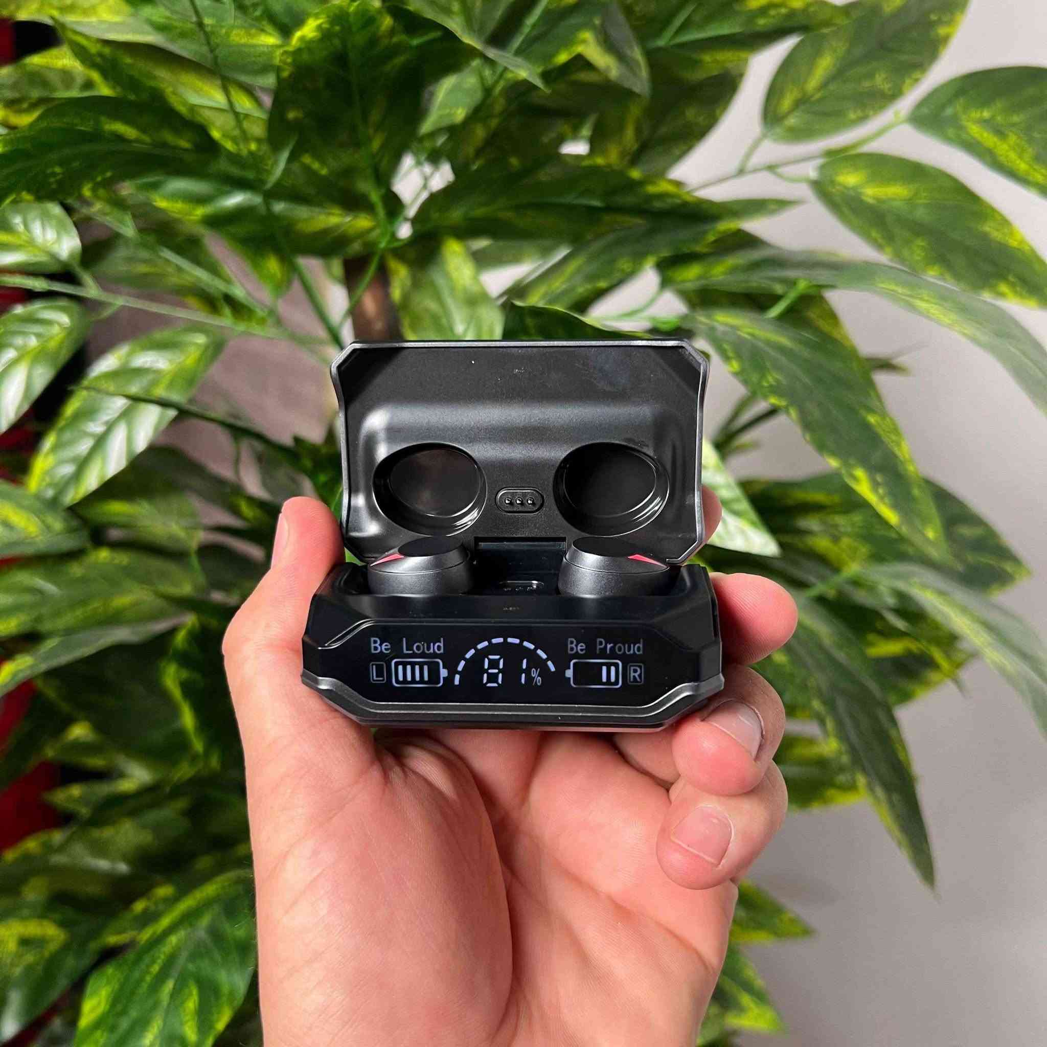 سماعة أذن لاسلكية M41 Hi-Fi Bluetooth V5.3 مع شاشة عرض رقمية ثلاثية

• سماعة أذن لاسلكية True Wireless بتصميم مدمج مع علبة شحن مزودة بشاشة عرض رقمية ثلاثية لعرض حالة البطارية.

• تدعم اتصال Bluetooth V5.3 للاقتران مع الأجهزة المتوافقة.

• مزودة بوحدة صوت (Moving Coil) مقاس 8 مم.

• تدعم التحكم باللمس (Fingerprint Touch).

• تدعم المساعد الصوتي Siri Voice Call.

• مدى اتصال لاسلكي يصل إلى 10 أمتار في الظروف المناسبة للاستخدام.

• وقت تشغيل للموسيقى يصل إلى حوالي 5 ساعات لكل شحنة للسماعات.

• الموديل: M41
• النوع: True Wireless Headset
• إصدار البلوتوث: V5.3
• شاشة العرض: Three-Screen Digital Display
• حجم وحدة الصوت: 8 مم (Moving Coil Unit)
• مدى الإرسال: 10 متر
• وقت الشحن: حوالي ساعتين
• وقت الاستعداد: 280 ساعة
• تشغيل الموسيقى: حوالي 5 ساعات (Earbuds)
• ملفات الاتصال المدعومة: A2DP / HFP / HSP / AVRCP
• جهد الإدخال: 5V ⎓ 1A
• جهد الإخراج: 5V ⎓ 1A

محتويات العلبة:
• سماعتا أذن لاسلكيتان M41
• علبة شحن
• دليل الاستخدام بغداد, العراق


**إذا كنت صاحب هذا الإعلان وتريد حذفه لأي سبب، رجاءا أرسل رسالة إلى الدعم الفني**