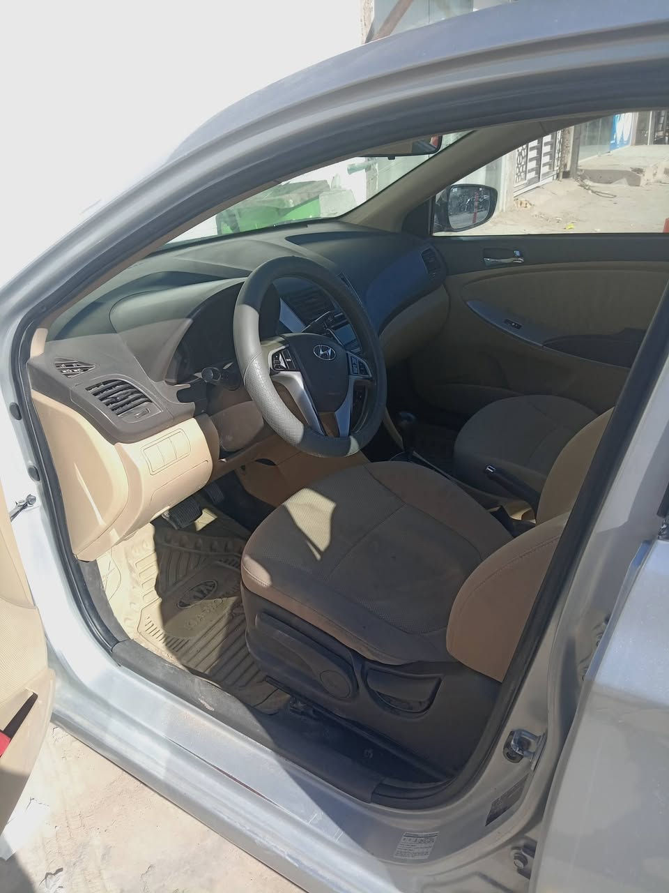 السلام عليكم هونداي اكسنت خليجي موديل 2014مكينه 1400رقم بغداد مكاني ديوانيه حي الجامعة بيه رشات اثر جراد  ابيعك حزام  وسونارها مرفق بلصور  سعره  77مع المجال ت***********
