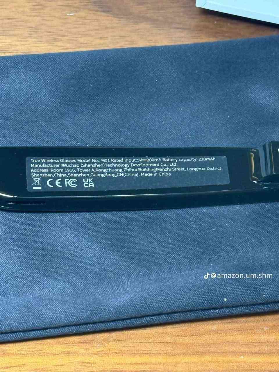 النظارات الذكية (Smart Glasses)** المتطورة! إذا كنت تبحث عن الأناقة والذكاء الاصطناعي في منتج واحد، فهذه النظارة هي خيارك المثالي اليومي.
**لماذا هذه النظارة الذكية مميزة؟** 👇
 * 📸 **تصوير احترافي وثابت:** تدعم نظام تصوير ومقاطع فيديو مضاد للاهتزاز (Anti-shake) لتوثيق لحظاتك بدقة.
 * 🧠 **ذكاء اصطناعي متكامل:** ميزة التعرف على الأشياء (Recognize objects) والترجمة الفورية الذكية (Real-time translation).
 * 📞 **مكالمات وموسيقى واضحة:** تدعم تشغيل الصوتيات وإجراء المكالمات مع ميكروفون مزدوج وعازل متطور للضوضاء (Dual-mic Noise Reduction).
 * 🗣️ **التحكم الصوتي واللمس:** يمكنك تشغيلها عبر الأوامر الصوتية (Wake on Voice) أو بلمسة واحدة مريحة (Single-touch).
 * 📡 **اتصال سريع:** نقل البيانات والفيديوهات بسهولة فائقة عبر الواي فاي (Wifi Transmission).
 * 🔋 **مستشعر ذكي للارتداء:** تتعرف النظارة تلقائياً عند ارتدائها أو خلعها لتوفير الطاقة.
💼 **التصميم:** أنيق، عصري باللون الأسود الملكي، ومريح جداً للعينين للاستخدام الطويل.
💰 **السعر:** [85 الف ]
🚚 **توصيل مجاني  متوفر لجميع مناطق النجف الاشرف 
للطلب أو الاستفسار، تواصل معنا مباشرة عبر **رسائل الصفحة** أو من خلال الواتساب على الرقم: [***********] 📲 النجف, العراق
