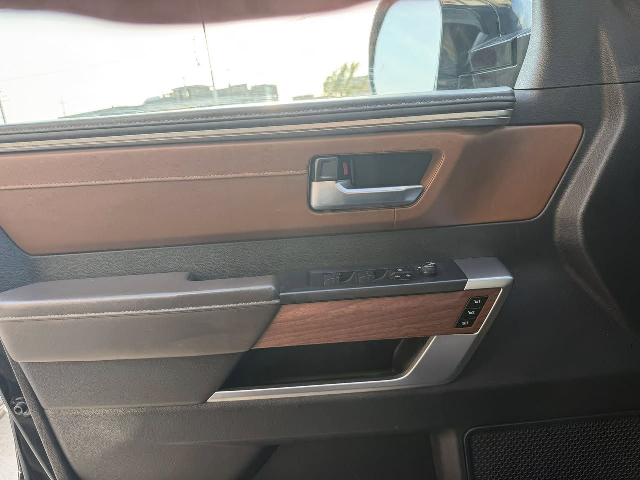 تيوتا تاندرا للبيع  موديل 2023 
ماشي 77.000 كم
فول مواصفات كابستون  1794 معروفه مواصفاتهة جوبلسات ضربتهة من وره بالجاملغ الايمن مال بدي مغلفه جاهزه 
***********
