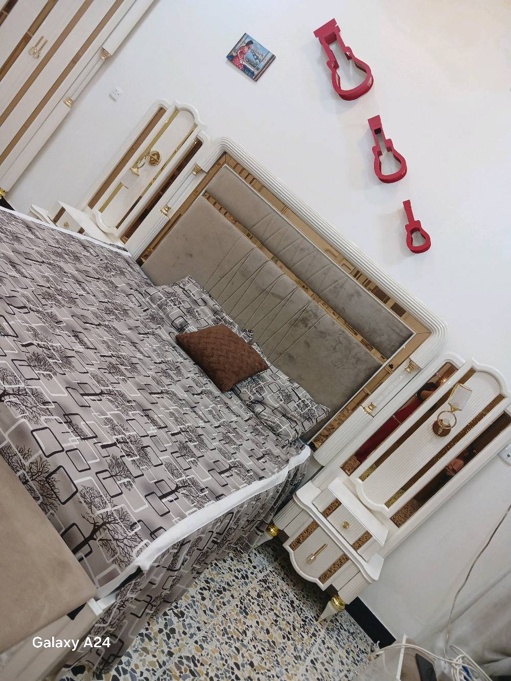 غرفه للبيع بسعر مليون ونص الي يريد يراسني يتصل ع هاذ رقم وبي واتساب***********