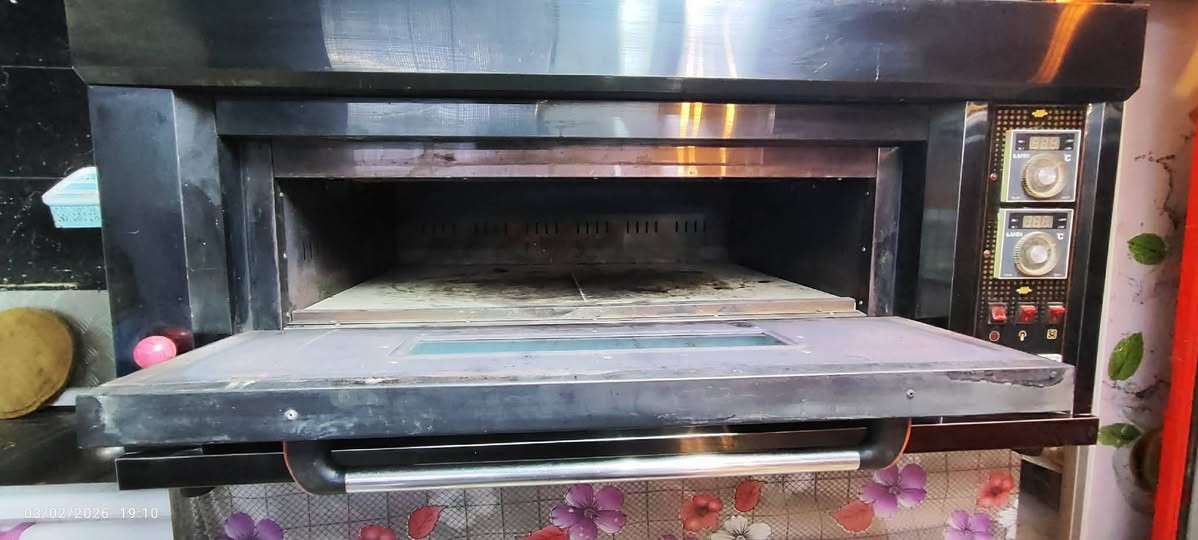 السلام عليكم متاح غراض مطعم 🍕 بيزا كامله اخت الجديده
فرن كهربائي غازي  داخل حجر استيراد خاص أكبر حجم 
عجانه 10كيلو 
صواني بيزا عدد 12
قوالب لغم عدد 2
بلانكات اصلي نوع ثقيل عدد 2
قطاعه بيزا عدد 2
بلايس صينيه بيزا عدد 2
كرك عدد 2
بوجه 2متر 
للاستفسار ***********
