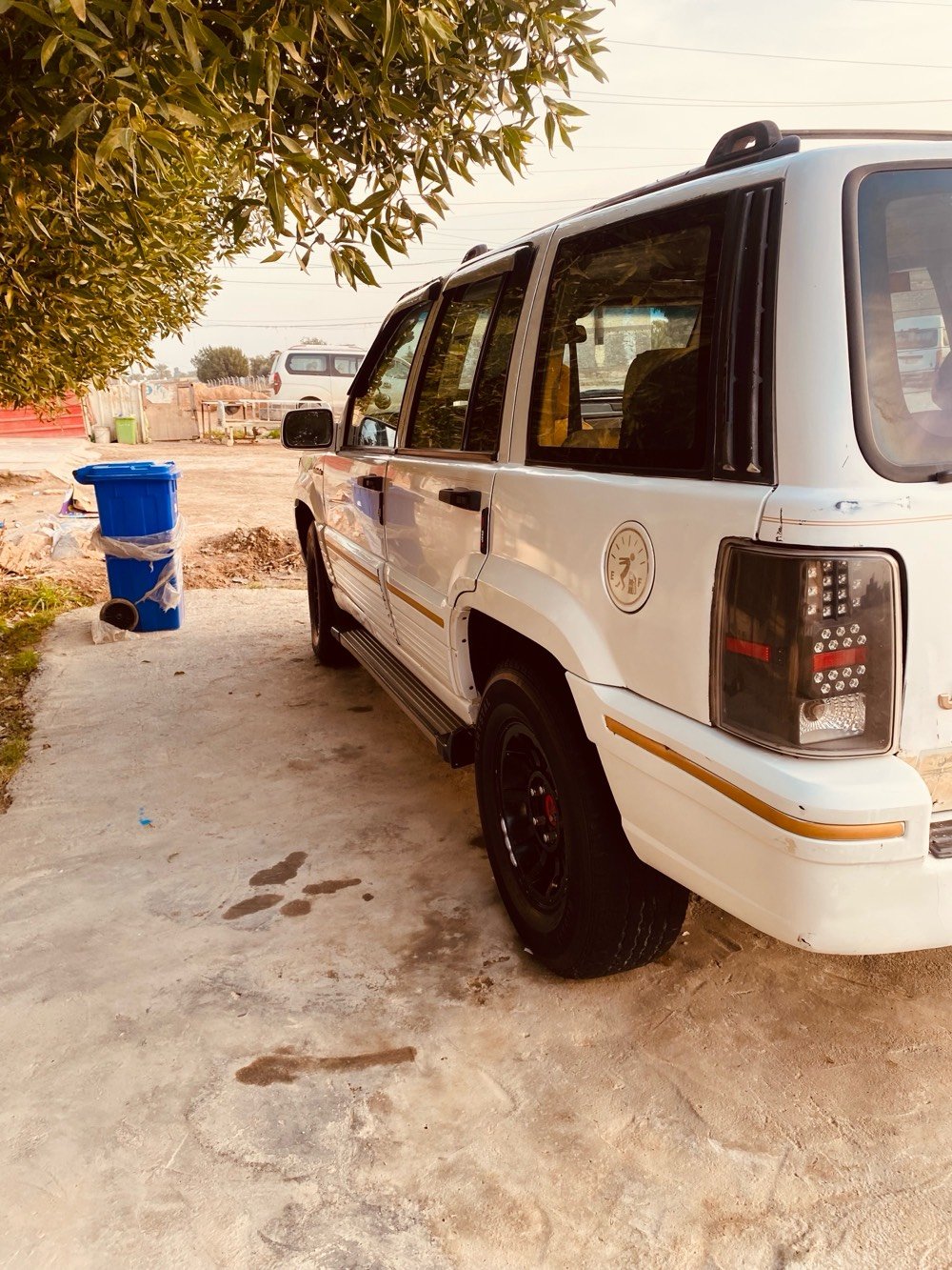 جيب شيروكي موديل 1995 السياره جاهزه من كلشي كير مكينه بطه 2500 السياره بأسمي ومشروع وطني مكاني بغداد ابو غريب *********** 