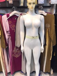 مانيكينات نسائية • ٤ قطع • بدون كسر