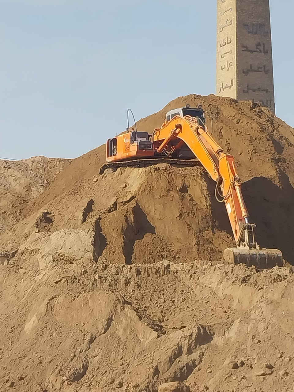السلام عليكم  حفارة هيتاشي لبيع كفاله عامه بسمي ارقام انكليزي ياباني اصلي مكفولة جديدة بمعنة الكلمة وحالين بيهة عمل  لتواصل ***********
