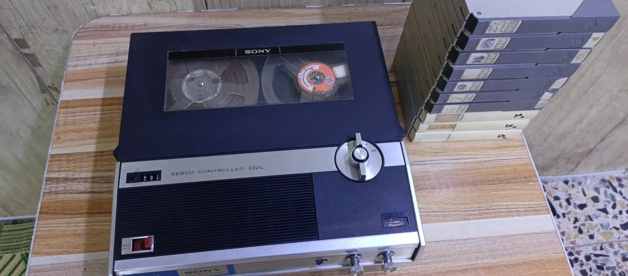 السلام عليكم..
مسجل تيب للبيع 
نوع سوني صناعة اليابان أصلي حجم خمسه أنج مع أشرطه عدد عشره أغلبها ريفي 
الجهاز بحاله جيده جدا يعمل بكافة وظائفه كما هو موضح بالصور والفيديو باستثناء التقديم ما يقدم 
يشتغل على الباتري عدد أربعه وكهرباء مباشر 
السعر بدون أشرطة ب٩٠ ألف دينار 
والأشرطة ب ٥٠ ألف دينار 
للأتصال ***********
