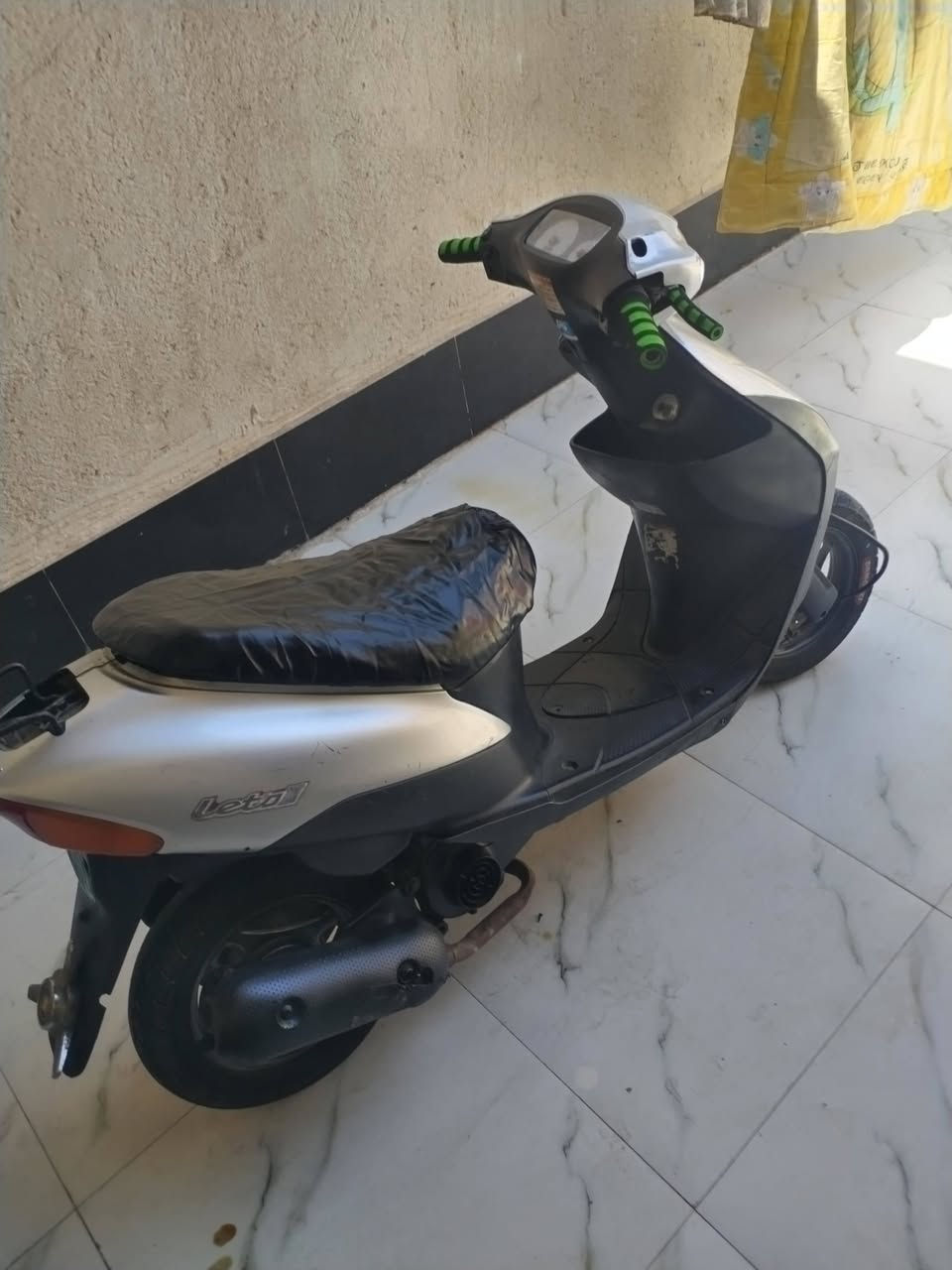 يالله،، دراجه ساسوكي جنطه نكره هندر واحد دراجه شلعه ومعدل طياره بلمشي بيه شلعه قويه كفراته اصليه ناااعمه خرسه مفتوحه مره فقط تجفيت مضبوط محرك نشط تايراته جدد تشتغل سلف بس جيب باتري وخليه شغل وطلع وين مايعجبك ودراجه وراق اصولي سعره ب 250 الاتصال ***********

