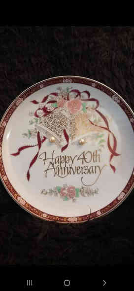 صحن ( ماعون ) قديم موثق بالاهداء ومرصع بالمينا وبعض الرسوم اليدوية مع الاحجار الكريمة واللؤلؤ الطبيعي ،،، القطعة نادرة  

     ***********    واتساب &  فايبر
