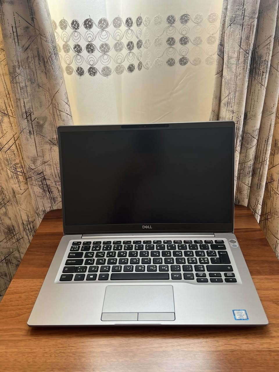 لابتوب DELL معالج i7 ورام 16 للبيع .
اللابتوب مفول مواصفات
الجهاز معدن ب الكامل ماكو بي بلاستك فدشي كلش راقي ملمسة ووزنة ب الاستخدام 

معالج i7 فدشي يتحمل شغل والعاب 
تصميم سلم ووزنه خفيف

 كيبورد ضوئي
حواف شاشة نحيفه .
بصمة اصبع مدمجة ضمن زر التشغيل

اللابتوب جدا نضيف وادائة قوي وممتاز يفيد الي عنده دراسة او العاب متوسطة او غيرها من الاستعمالات .

المواصفات :
بصمة اصبع مدمجة ضمن زر التشغيل
المعالج intel cori7
الجيل : الثامن (8TH)
كرت الشاشة : INTEL UHD GRAPHICS 8GB 
الشاشة : فول اچ دي (FHD) حجم 14.3 دقتها والالوان جدا واضحه وتشغل 4K بالمشاهدة .
الرام : 16GB نوع DDR4 فدشي راقي .
الذاكرة : 256GB ssd M.2 
كيبورد عربي انكليزي ليزري ضوئي .
كيبورد ميكانيكي ضوئي .
سماعات ستيريو .
كامرة امامية واضحه
غالق كامره سلايد
بطارية اللابتوب ليثيوم تطول فوگ ال 4 ساعات ب الاستعمال المكثف .

المنافذ :
منفذ تايب سي للشحن والبيانت 
منافذ USB 
منفذ Hdmi
منفذ سماعات
منفذ LAN
وغيرهن بعد.
المميزات:
اللابتوب معدن ب الكامل مو بلاستك مثل باقي اللابتوبات
معالج i7 مو i5 يتحمل شغل كلش قوي
رامات 16 مو 8  
كيبورد عربي انكليزي ليزري ضوئي ميكانيكي .
لونه رصاصي سلڤر من الداخل والخارج فدشي مرتب

الملحقات:
ملحقاته كلها موجودة واصليه
كيبل ثلاثي اصلي.
شاحنة اللابتوب الاصليه  .
جنطة لابتوب مرتبه هم بعدهي جديده غير مستخدمه .

منصب عليه وندوز 10 برو مفعل مدى الحياة وحزمه الاوفس كامله كذلك مفعلة مدى الحياة .

اللابتوب كلش نضيف ومواصفاته قويه ومحترمه وتصميمه كلش مرتب . ومابي أي نقص كيبورد سماعات انترنت شاشة كامرة كله شغال وممتاز وماب اي نقص من اي ناحية .
وكلشي بي بعده جديد ونضيف مثل ماموضح.

السعر : 325 الف وبي مجال جدا قليل .

مكاني النجف والي يريده توصيل هم موجود ان شاء الله .

*********** بي واتساب

(لابتوب للبيع النجف بغداد الانبار البصرة حاسبة محمولة منضدية دل dell pc laptops laptop computer )
