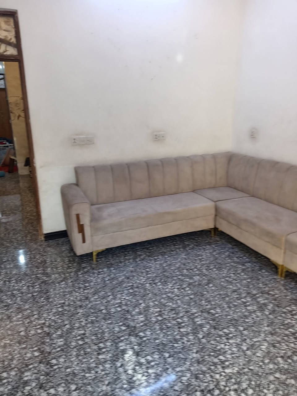 للبيع *********** *********** بغداد غزاليه ب ٣٠٠ الف دينار وبيهه مجال ١٠مقاعد جديد
