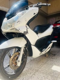 PCX جيل اول ياباني بعده زيرو ونضيفه كلش وحلوه ومكينه ناعمه كلش ومكفوله...