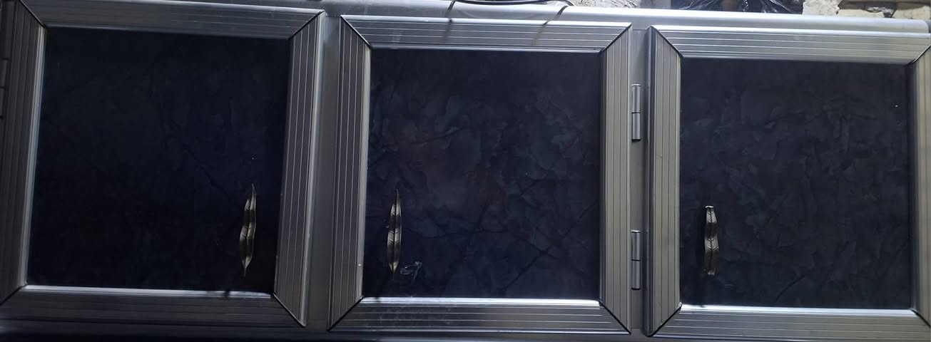 كاونتر الامنيو نظيف جدا متر ونصف  ٣ بيبان سنك جديد ٢٢٥ الف ***********
