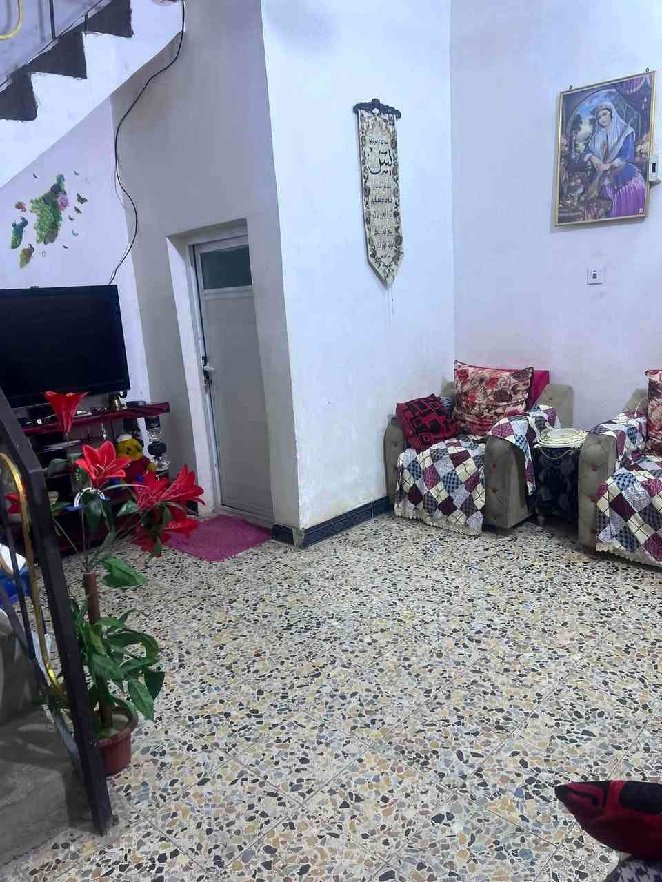 �✨ السلام عليكم ورحمة الله وبركاته ✨🏡

🔥 فرصة مميزة للشراء 🔥

🏠 يتوفر دار سكني للبيع

📌 نوع السند: زراعي (سند 25)
📐 المساحة: 100 م²

🔹 يحتوي على:
🛏️ غرفتي نوم
🛋️ صالة
🚪 استقبال
🍽️ مطبخ
🚿 مجموعة صحية خارجية

🏗️ البناء: بلوك والسقف صب.

⚠️ النواقص:
🔸 أرضية الطارمة بحاجة إلى تبديل.

💰 السعر المطلوب: 48 مليون دينار
🤝 ويوجد مجال بسيط بالسعر.

📍 الموقع:
بابل / المسيب / حي المصطفى – شارع المطحنة، داخل فرع عرضه 10 م.

📞 للاستفسار والاتصال:
***********
‭***********‬

📩 أو راسل الصفحة، ونجيب على جميع استفساراتكم بكل سرور.

🌟 لا تفوّت الفرصة، البيت مناسب للسكن والاست

