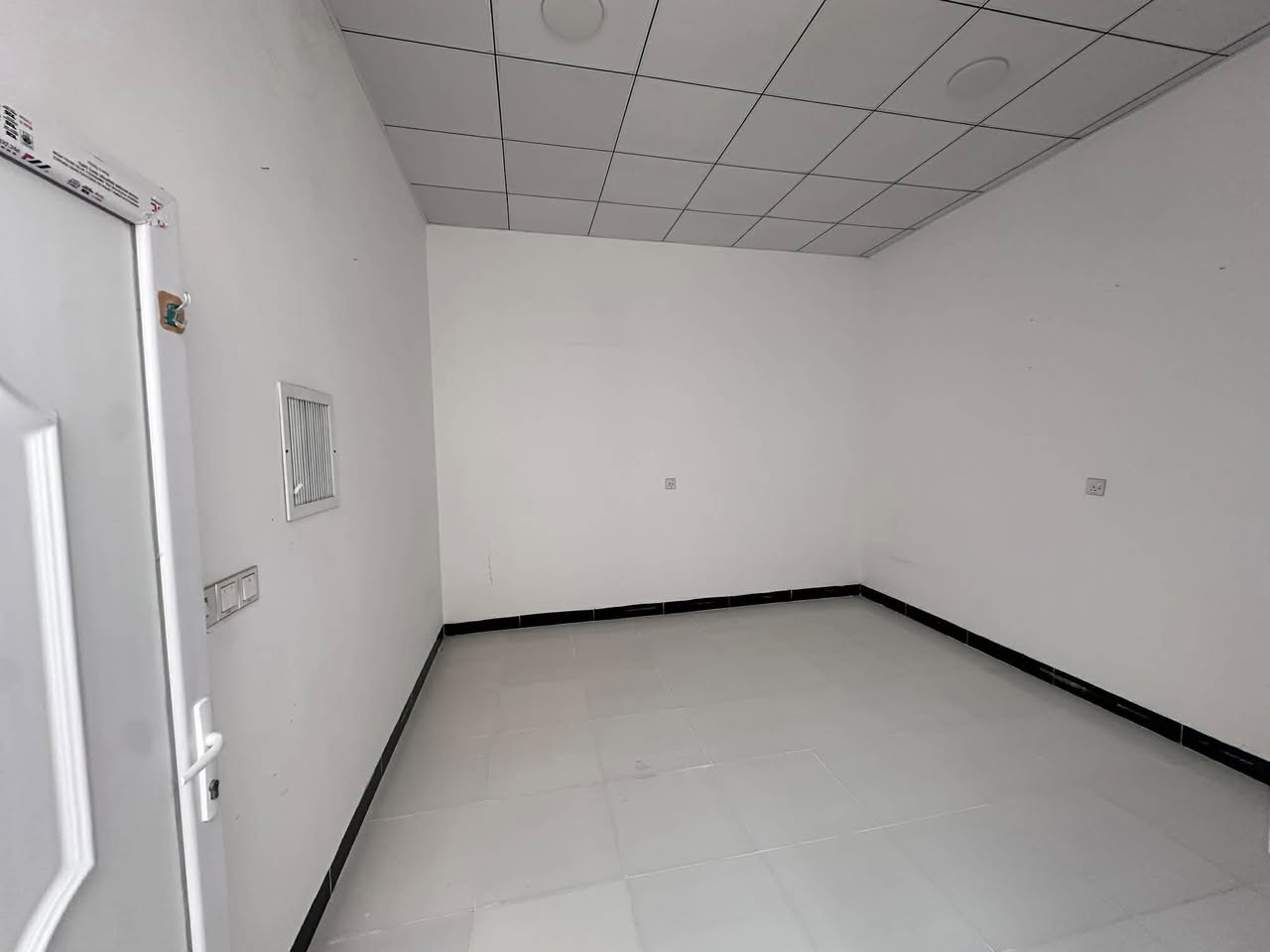 دارللبيع. 100م.  مربع  سعر مناسب 

مكان/كركوك دروازة  فرع. مقر گوران.  

غرفة نوم.  او استقبال. او. مطبخ. او كراجي.      

رقم/ ‭0770 295 9201
