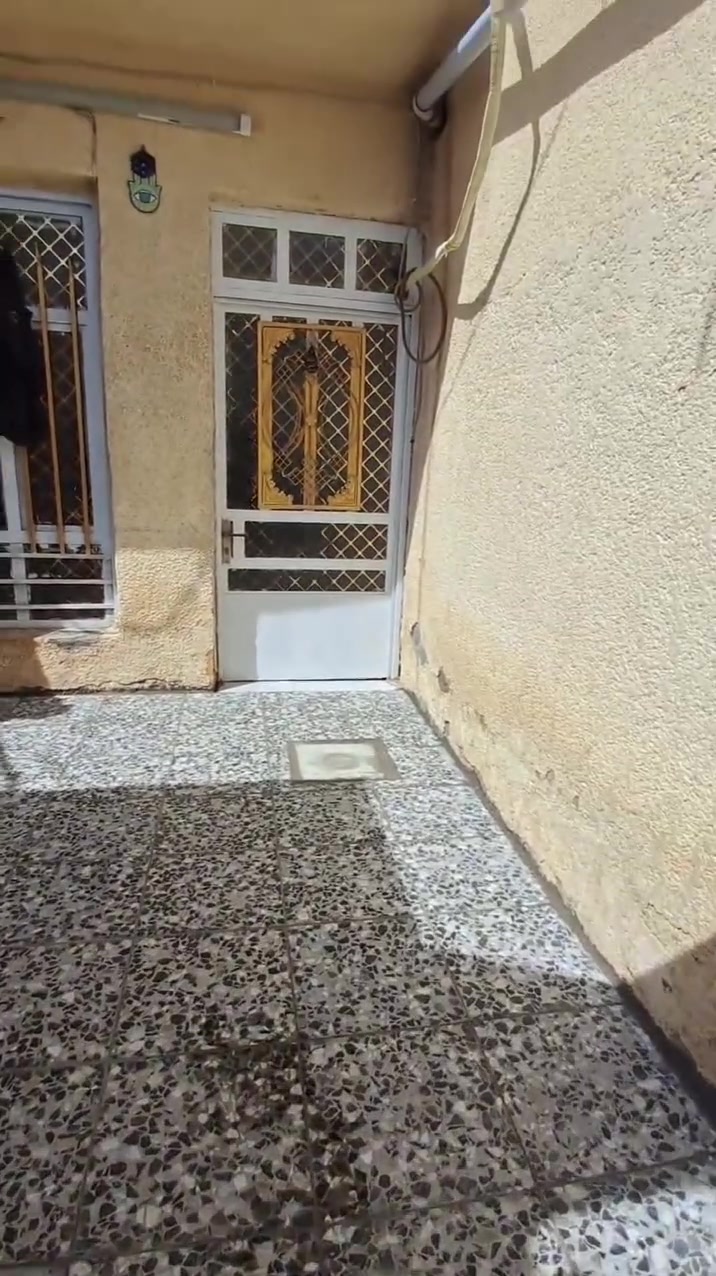 السلام. عليكم  اليوم. مكتب دالاليه حي سفير جايبكم بيت مساحته 100 متر   4 × 25تمام  العنوان حي السفير شارع عشرين الفرع المقابيل حسينية آل الرسول ثاني فرع على اليسرى سراميك وبورسلين الأرضيةدرجة باية ومراية كامل محجر كامل البيت طابق ونص الفوك كامل بس سندويش والبيت وكالة وسند البيت 25 طابو صرف زراعي عشرين متر مقابيل باب البيت تضاف للبيت المهم تصال عل رقم واني خادم 
‏‪0771 770 1846‬‏ واتساب وتصال سعر 75 وبي مجال
