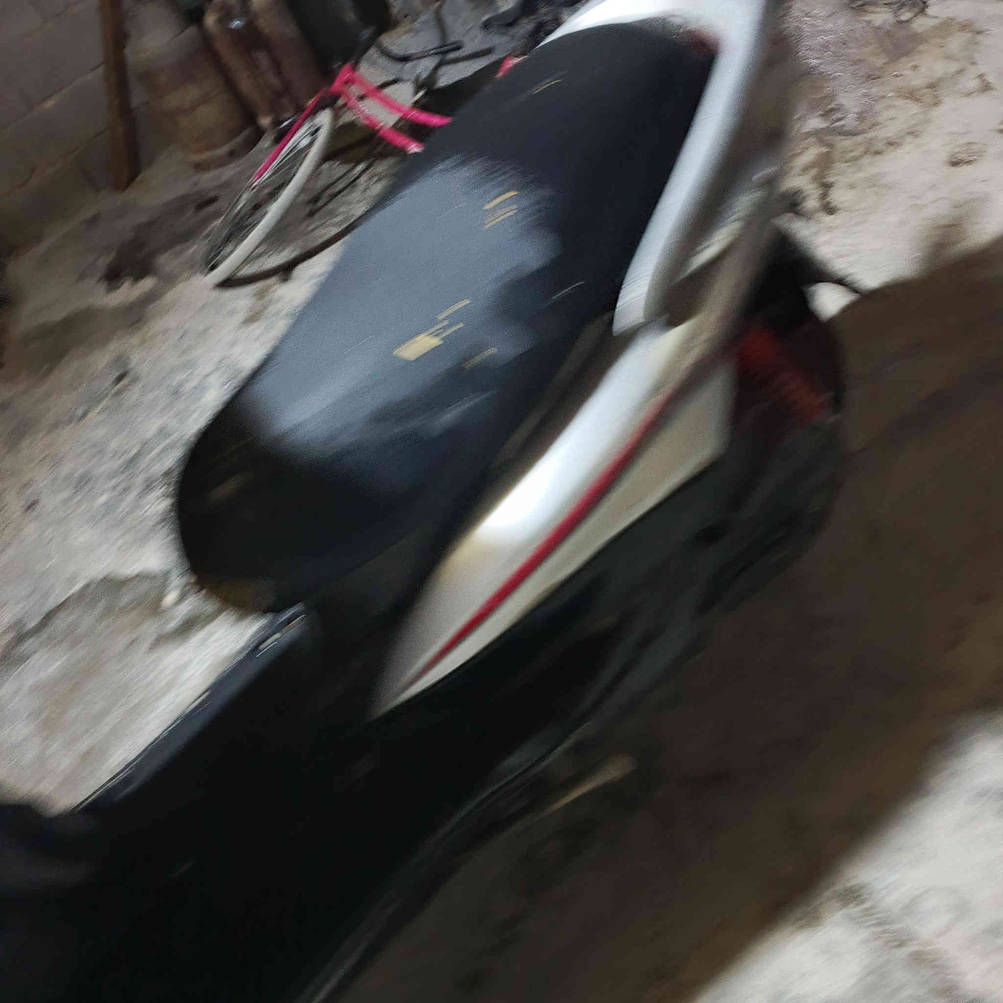 سلام عليكم دراجه للبيع سكنس نثيه كفراته  كلهة ختم واحد مكينه جديده كهربائيات كلهة شغاله ما نقصهة اي شي***********
