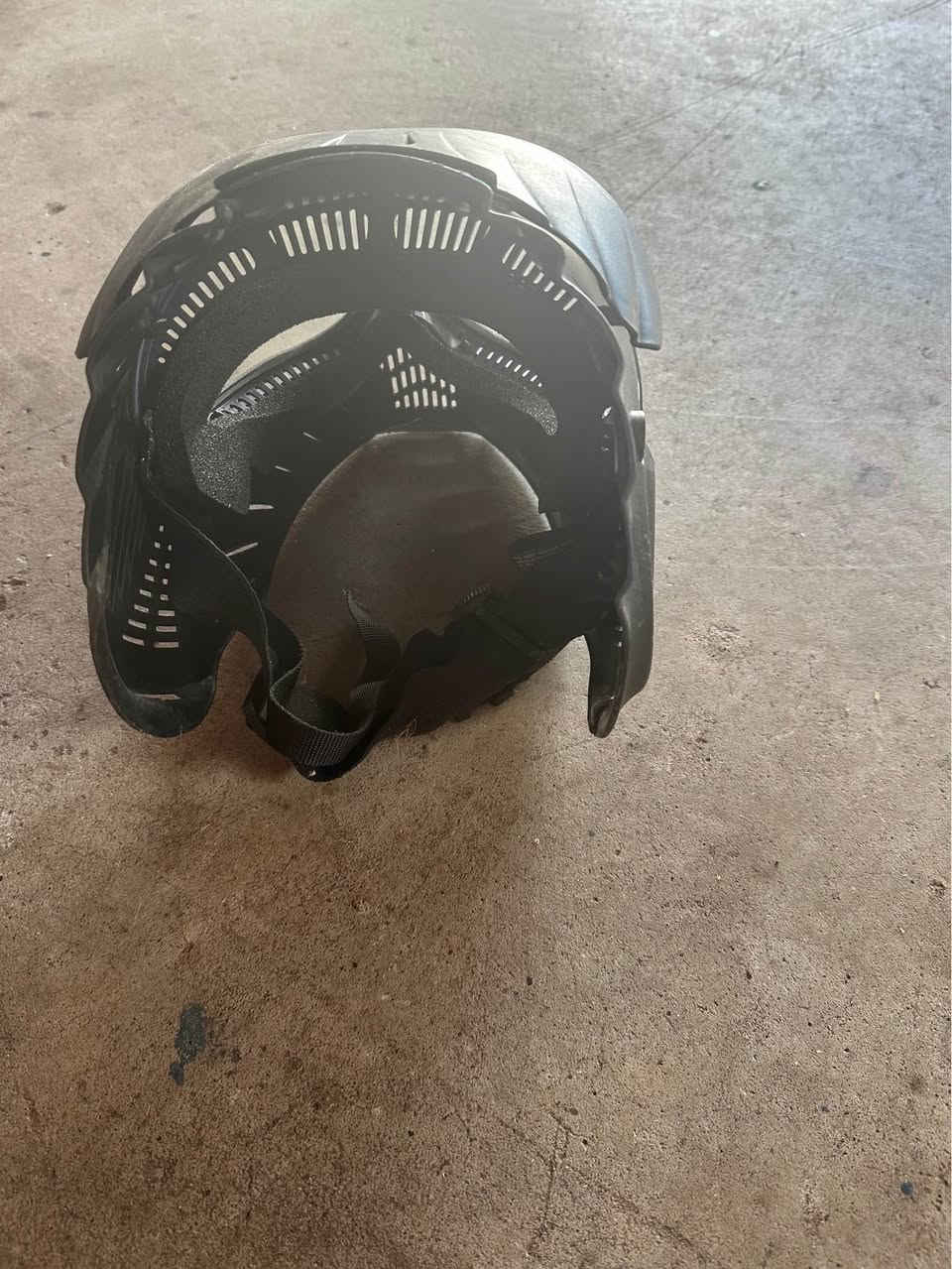 Durable black JT Raptor paintball mask with a clear single-pane lens and integrated visor. This mask has a flexible plastic face shield and an adjustable elastic head strap for a secure fit. Detroit, MI


**إذا كنت صاحب هذا الإعلان وتريد حذفه لأي سبب، رجاءا أرسل رسالة إلى الدعم الفني**