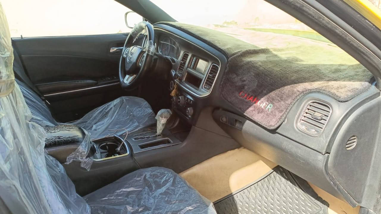 جارجر  للبيع ١٢بيه فخذه مبدله فقط جه اليمنه والبقي كله كفاله حداديه تخم تاير تبريد تتفئه مكينه كير عصه دواخل حلوه جاهزه ما نقصه برغي حط بصره بحث حته باج العارضه بيه بسمي تريد تحويل تريد وكاله سعر ١٢٠ بيه مجال***********
